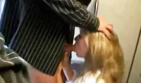 박사는 섹시 레즈비언 사무 섹스로 큰 전리품